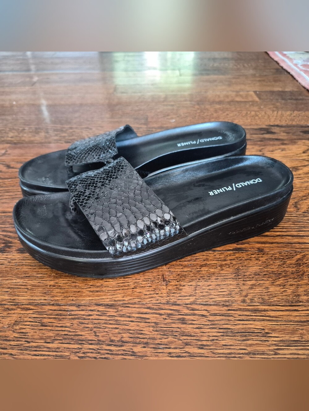 Donald Pliner FIFI sandals Size 9.5 Black